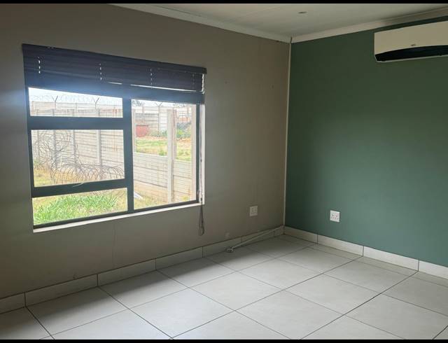 1,250M² BUSINESS TO LET IN MAPLETON
